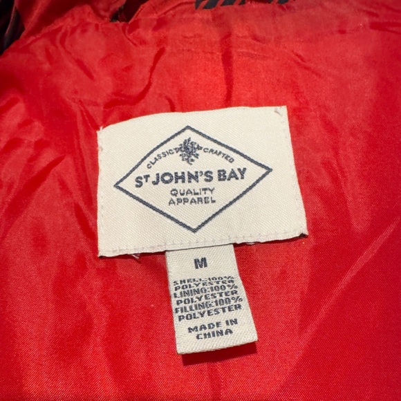 NWOT, Red and black plaid puffer vest, size Medium - Picture 5 of 5